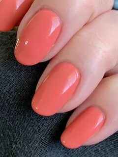 Коралловый лак для ногтей
