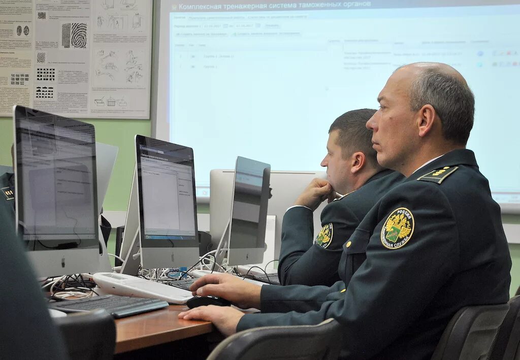 форма таможенной службы. инспектор таможенной службы. профессия таможенный инспектор. таможенный пост аэропорт иркутск. инспектор таможенной службы.