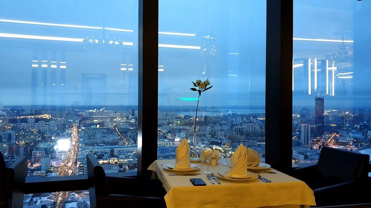 меню с бронзовой табличкой - Picture of Vertical Restaurant, Yekaterinburg - Tri
