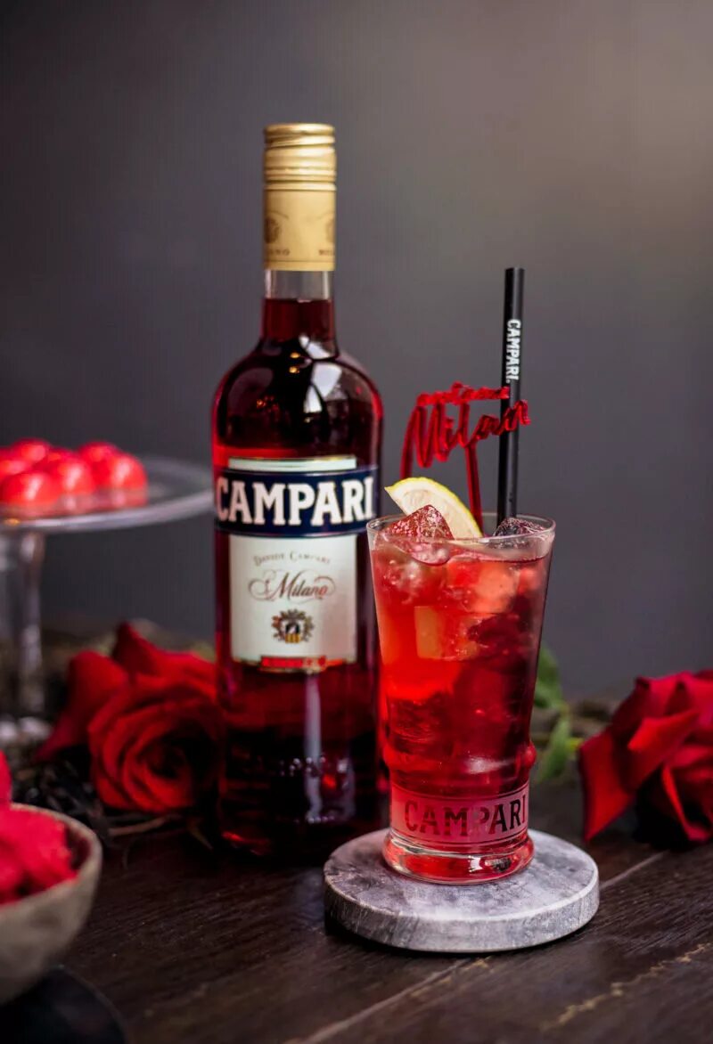 С чем пьют кампари. Ликер Кампари Биттер. Биттер Кампари (Campari). Красный Биттер Campari. Ликер Кампари аперитив.