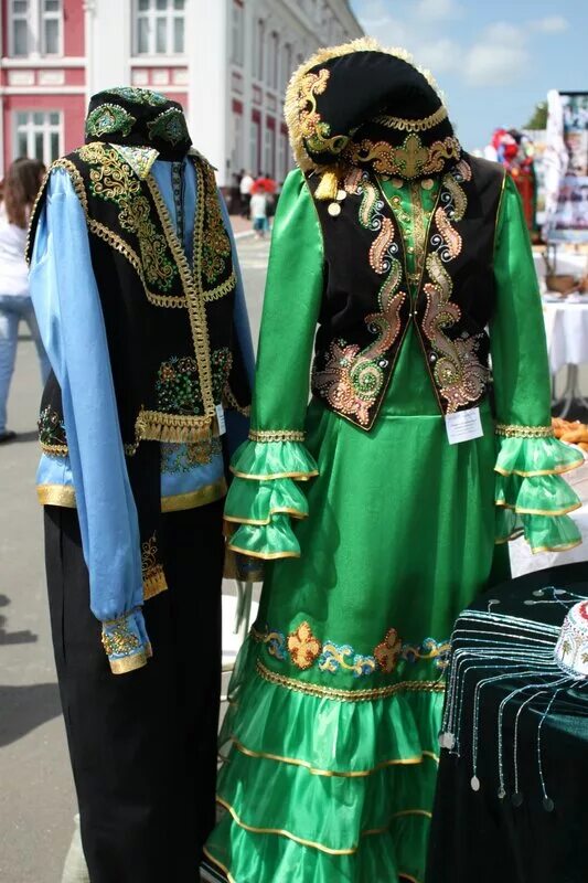 Народный национальный костюм татаров. Национальный костюм татары татарстан. Национальная одежда казанских татаров. Национальный костюм крымских татаров. Татары казанские нац костюмы.