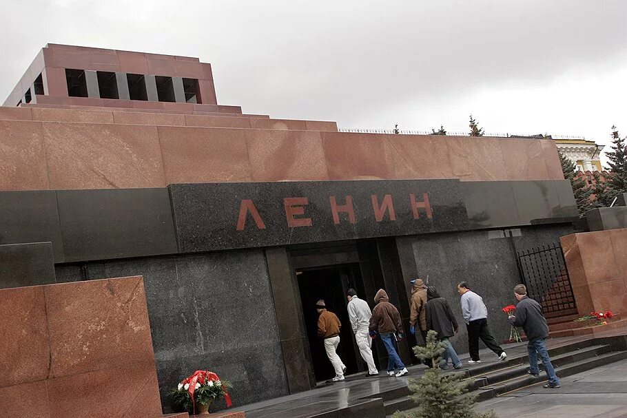 Ленин стоит на мавзолее. Мавзолей ленина похороны ленина. ленин похоронен в мавзолее. ленин владимир ильич памятник в москве мавзолей. похороны ленина мавзолей.
