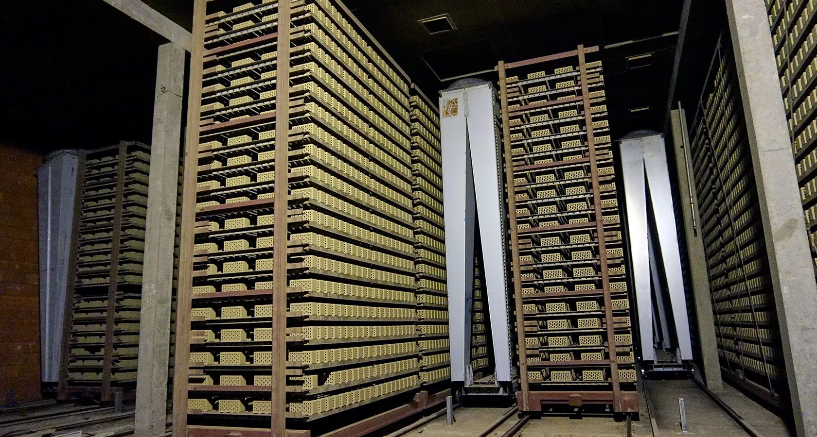 Камера кирпич. Воротынский кирпич м125. Кирпичный завод стройпластполимер печь обжига. Футеровка туннельной печи. Видеонаблюдение на кирпичной стене.