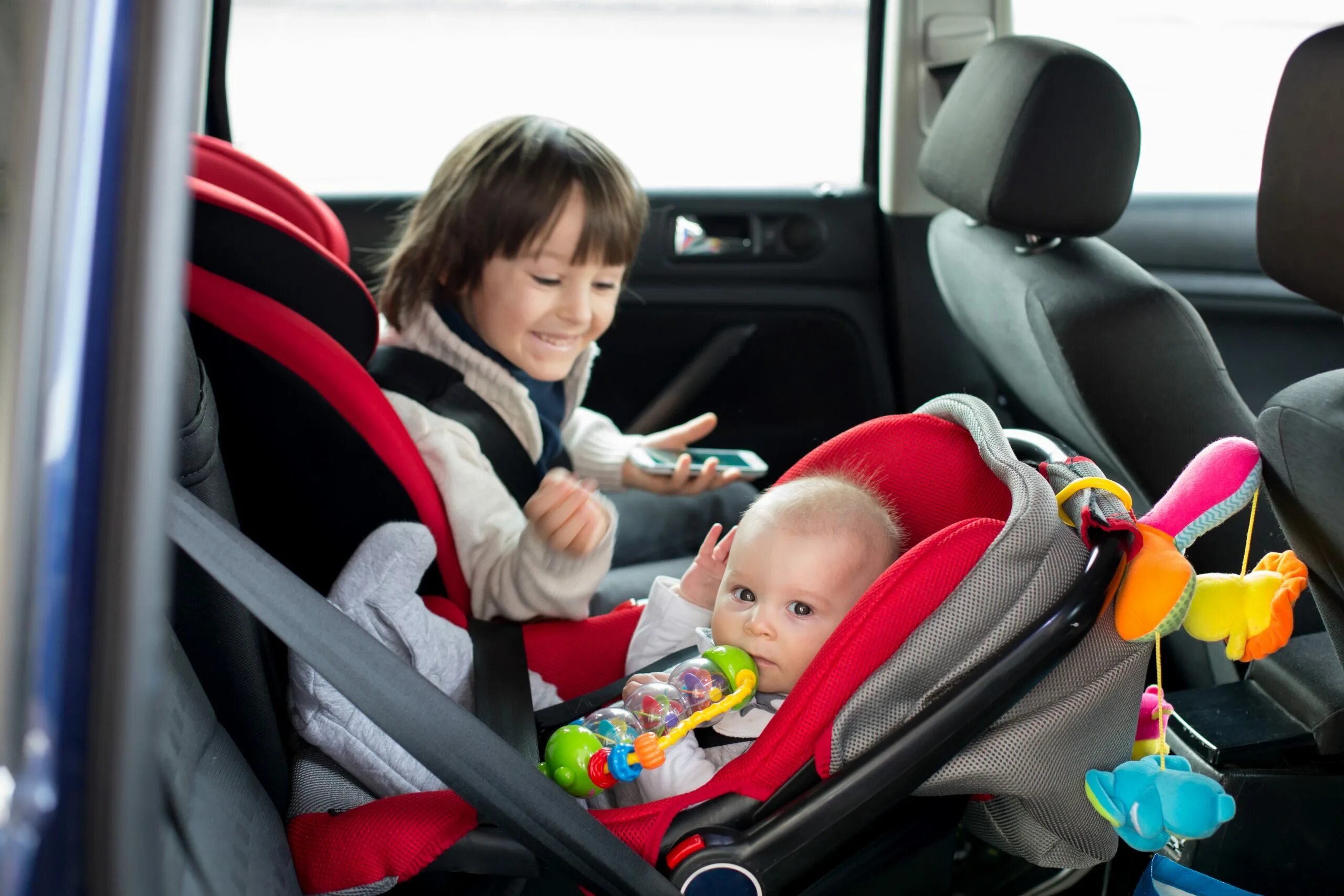 Автомобиль для детей. Ребенок в автокресле. Безопасное кресло для ребенка в машину. Для малышей. Машины.