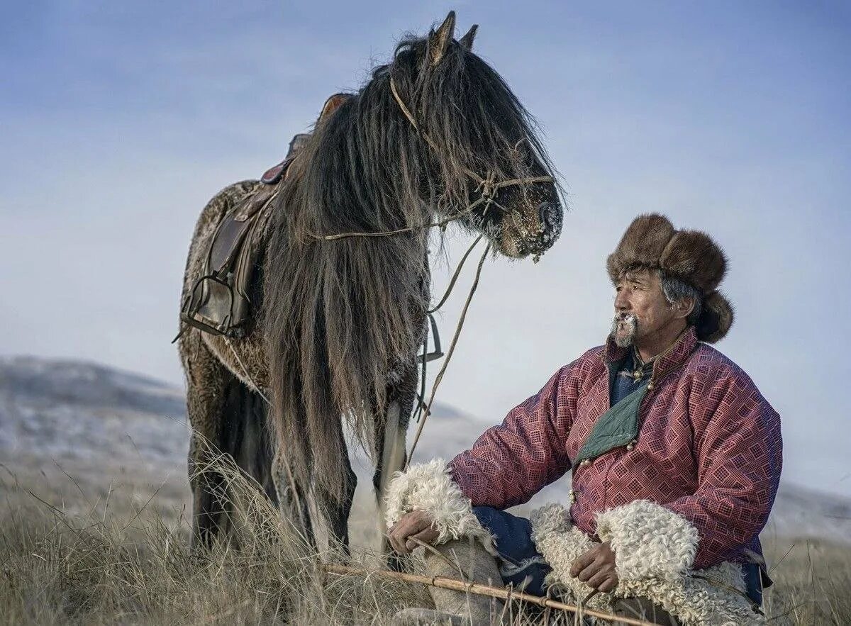 Казах сидит. Монгольский пастух , Чабан. Монгольские кочевники. Кочевники на лошадях. Кочевая лошадь.