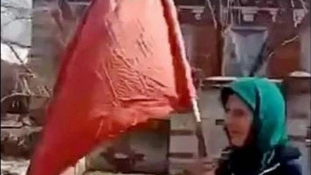 Бабушка с красным флагом жива. Бабуля с красным знаменем. Узбекские женщины. Женщина с красным флагом. На бабулек с красным знаменем.