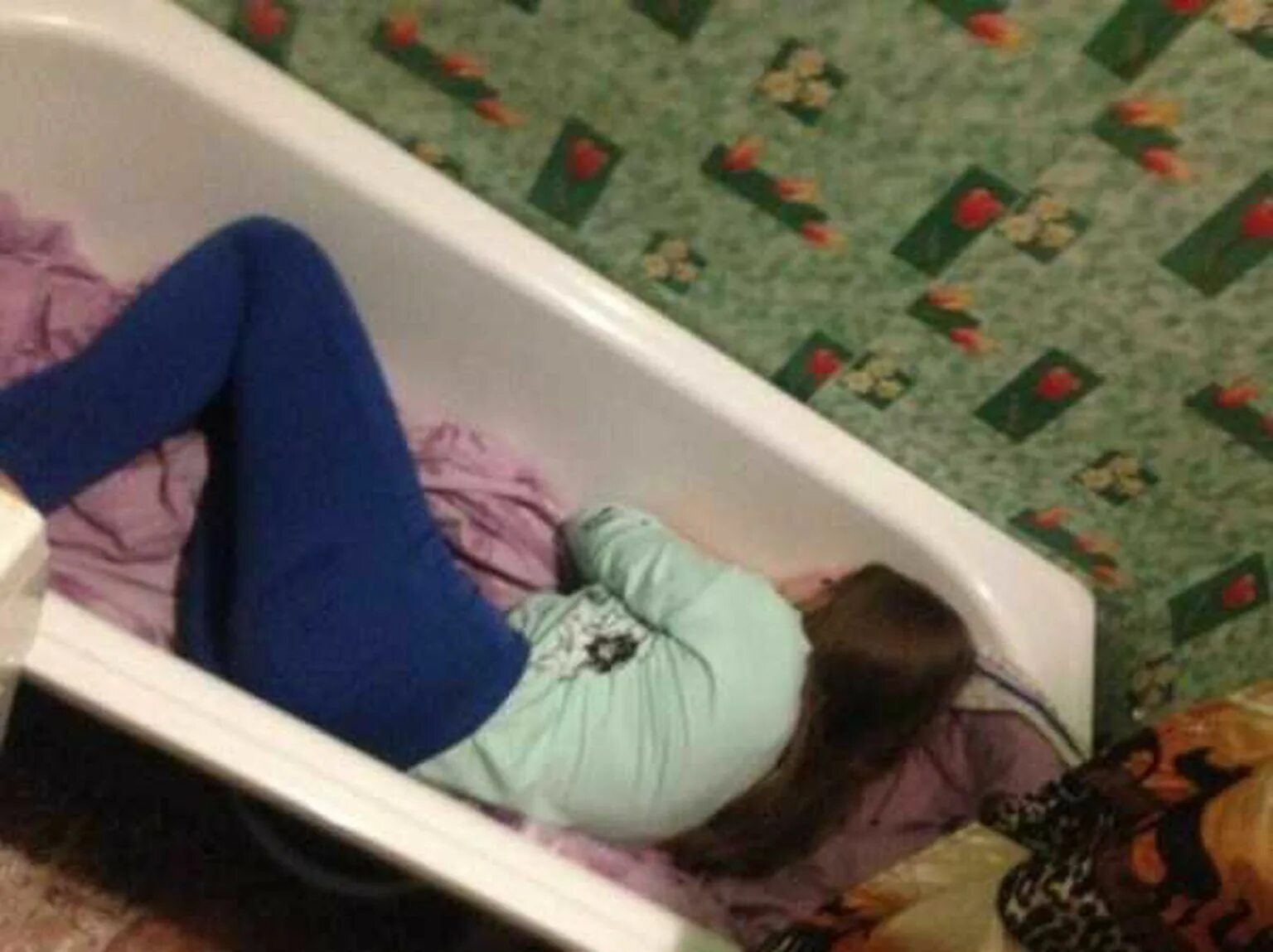 Подростки спят пьяные. Подростки спят пьяные. Вписка в доме. Подросток лежит. Спящие мальчики.