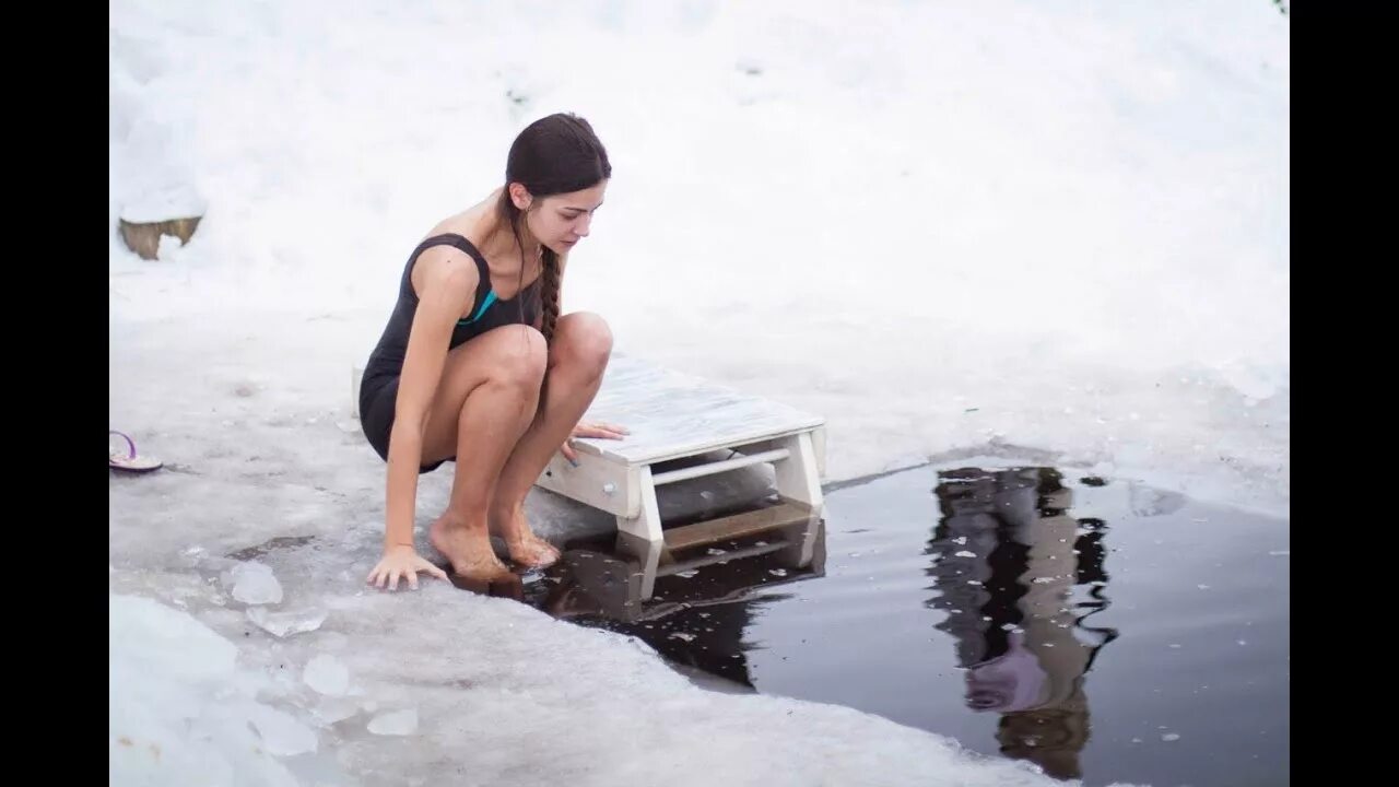 Х в холодная вода. Зимние купания в проруби. Купание зимой в проруби. Женщины купаются.