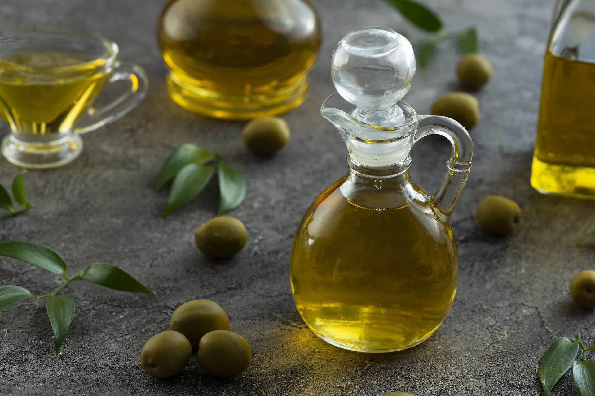 Оливковое масло е. Олив Ойл масло оливковое. Olive Oil масло оливковое. Лучшие оливковые масла. Цвет оливкового масла.
