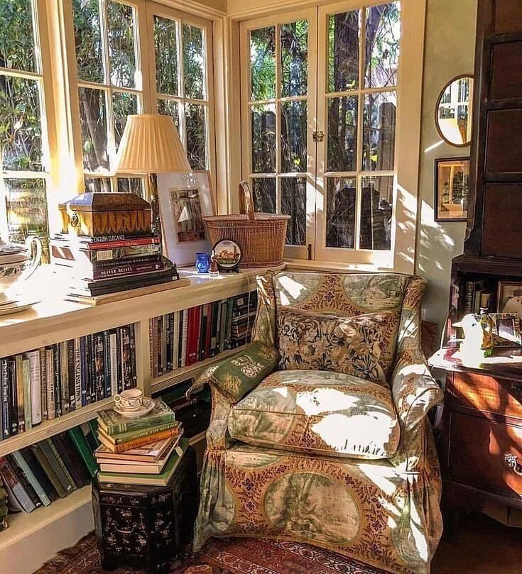 Дом книг открыть. Уютный уголок для чтения. Уютный интерьер. Уютное место для чтения. Уютный домашний уголок.