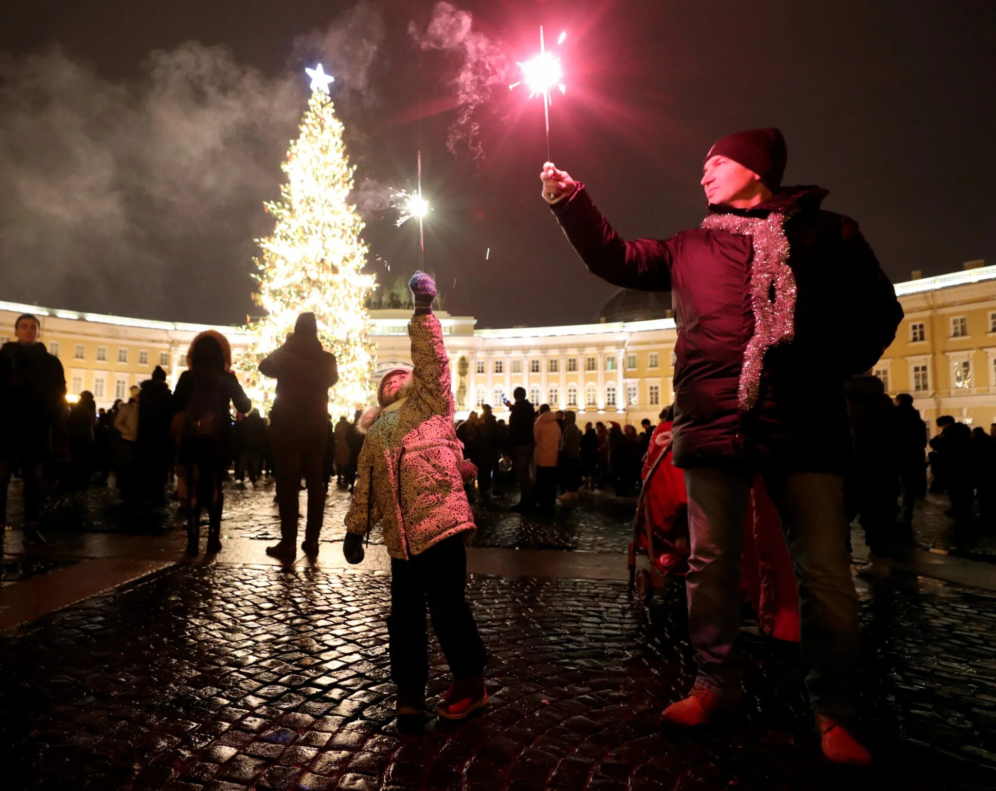 Празднование нового года в питере. Празднование нового года в петербурге. празднуют новый год. туристы в питере на новый год. санкт-петербург в новогодние праздники.
