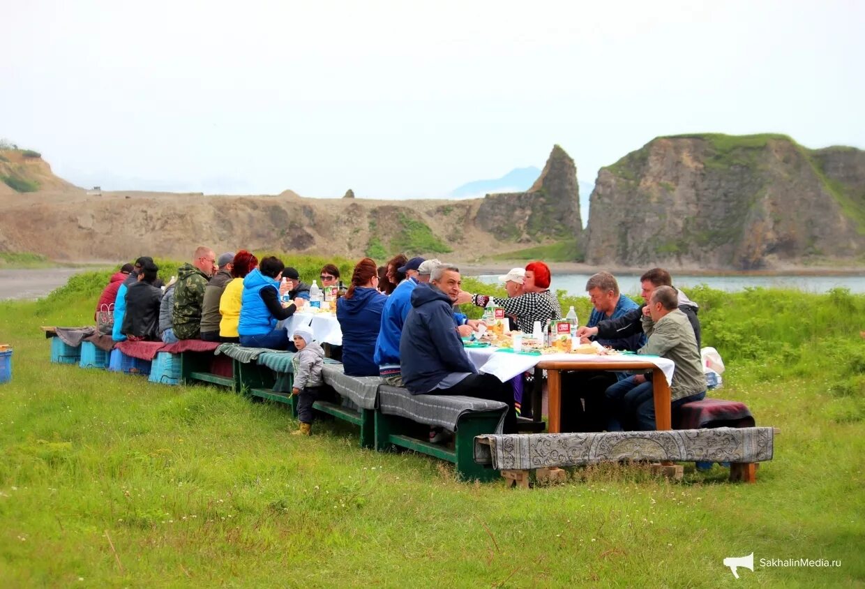 Погода в южно курильске на неделю. День рыбака Южно Курильск. Свадебная фотосессия в Южно Курильске. Южно-Курильск 90е. Жители г.Курильска.