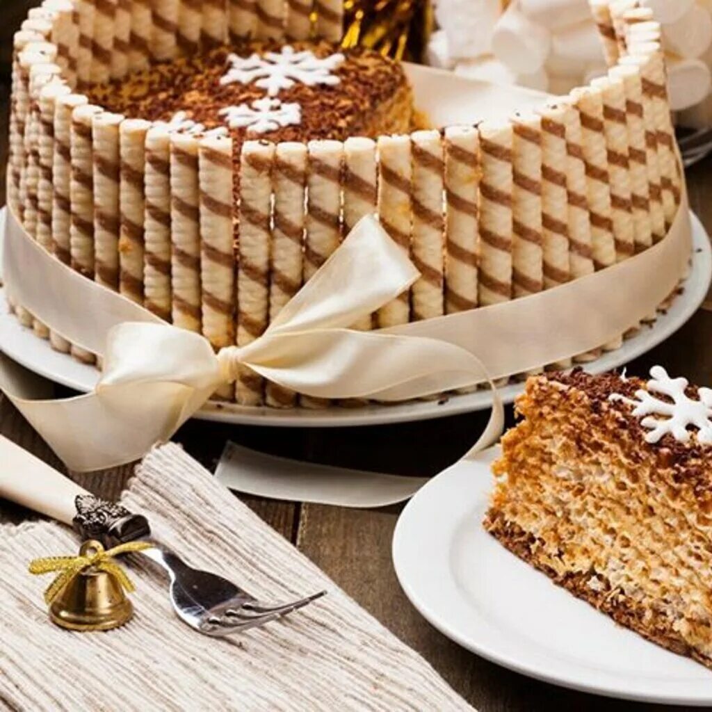 Вафельные украшения для тортов. Украшение торта вафельными трубочками. Украшение торта вафлями. Торт из вафель. Торт из трубочек
