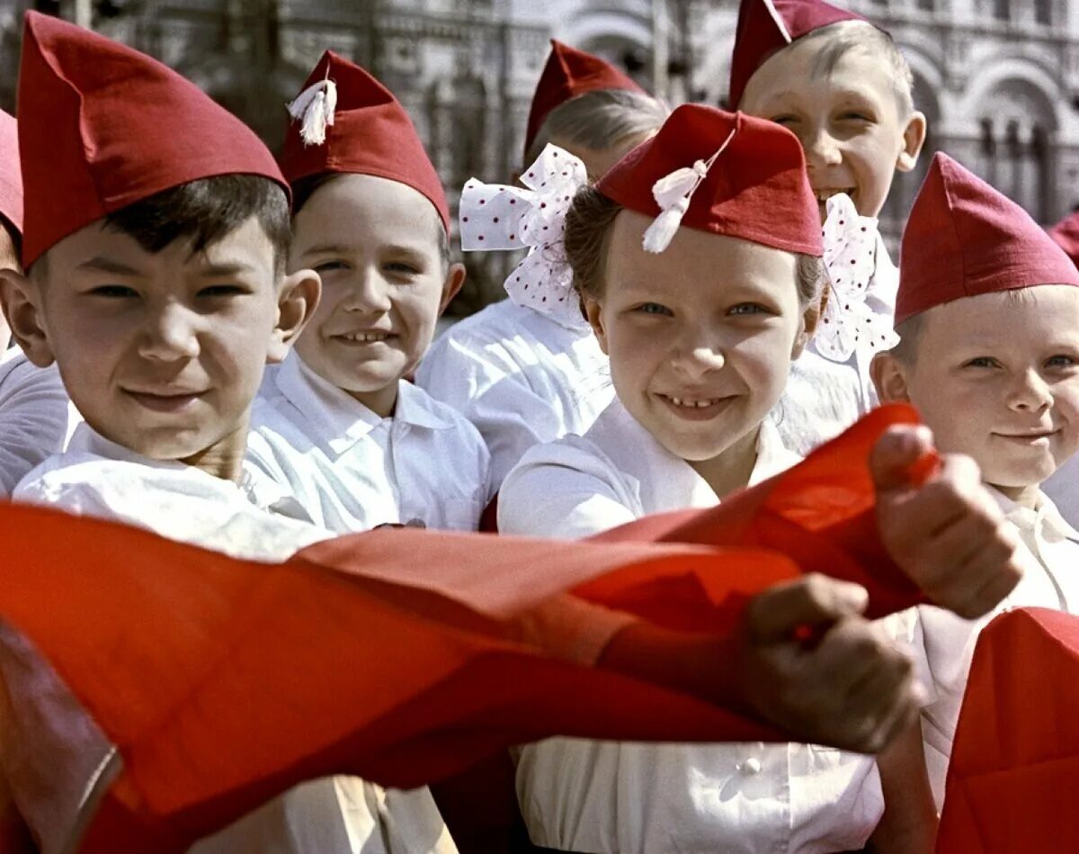 Пионеры там идут. Пионеры советского Союза. Пионеры СССР. Дети пионеры.