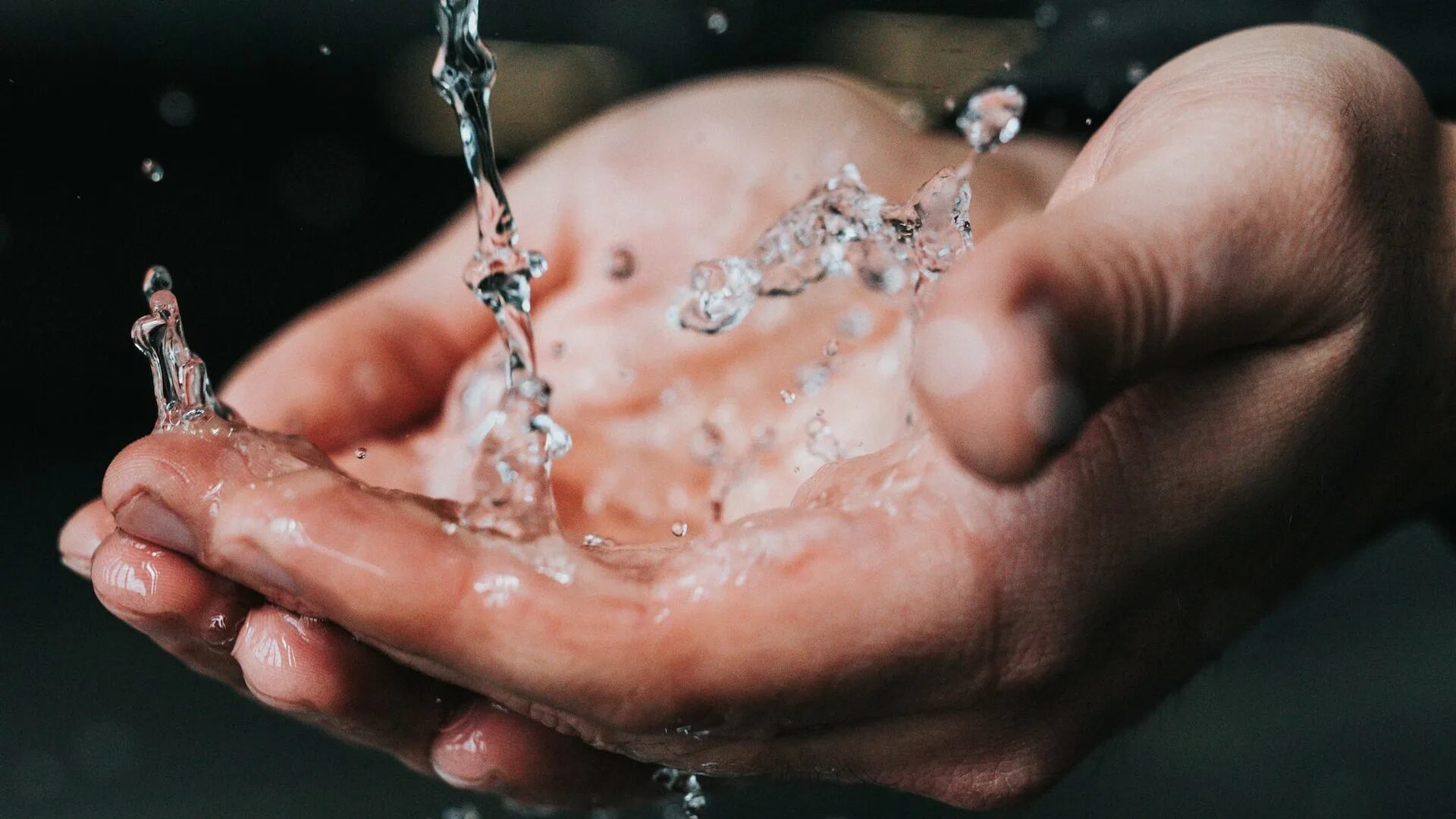 Боль от холодной воды. Wudu. Холодная вода со льдом фото. Water gives Life.