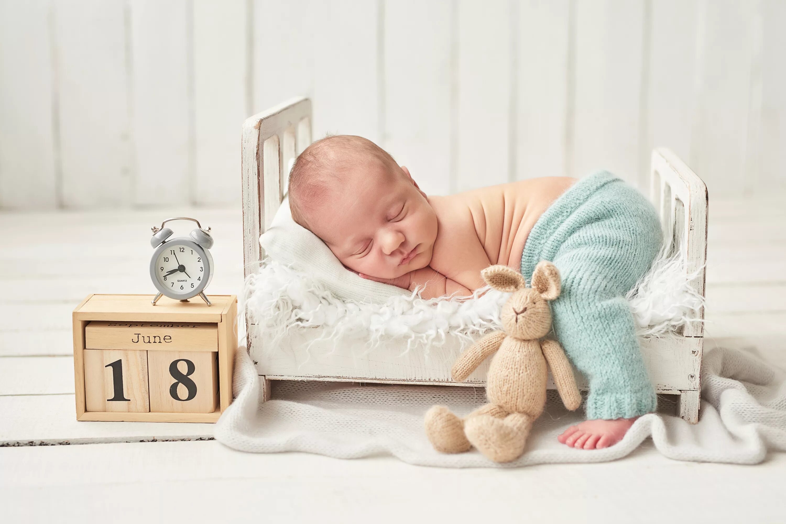 Спящие малыши в кроватке. С новорожденным мальчиком. С первым месяцем мальчика. Поздравление с месяцем мальчику. Фотосессия новорожденного в кроватке.