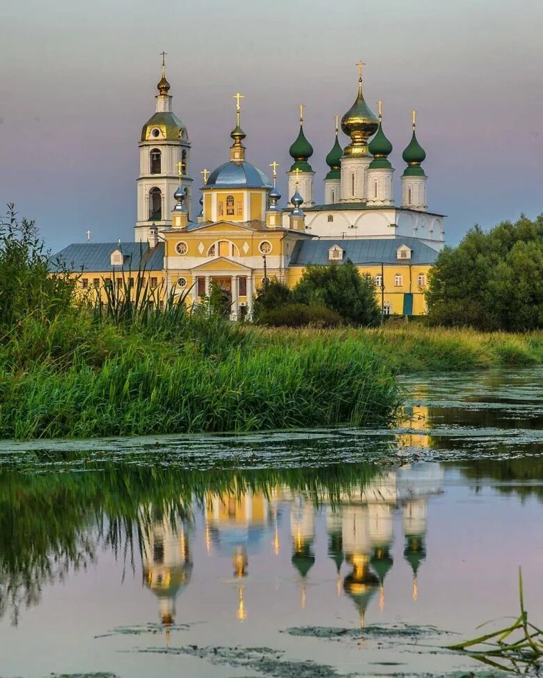 Стоит рядом с храмом