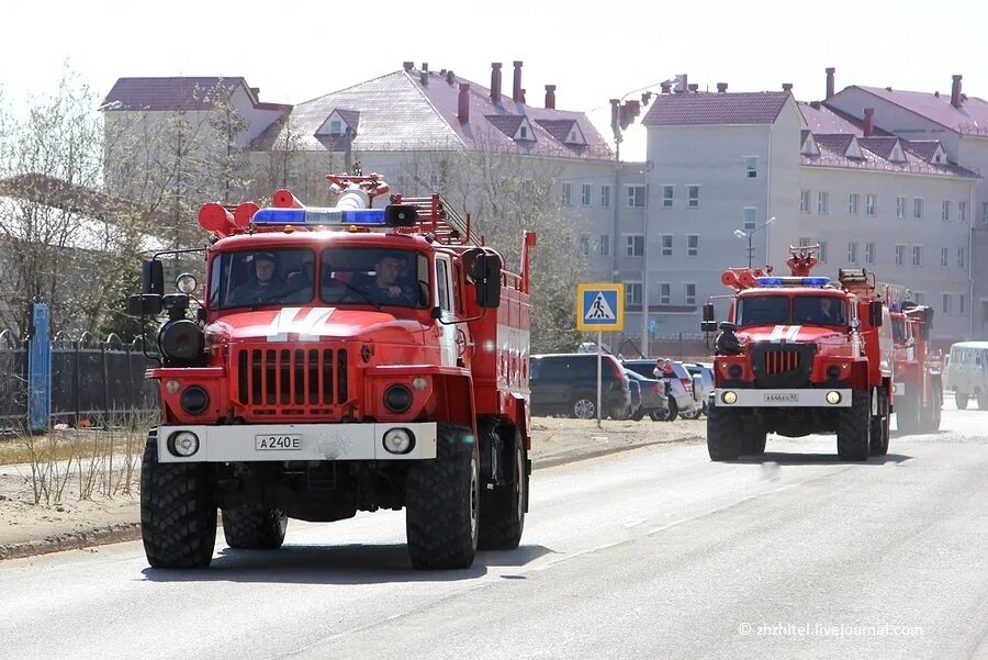 Пожарная машина. Пожарный автомобиль. Мигалка пожарной машины. Пожарная машина МЧС. Выезд пожарного автомобиля