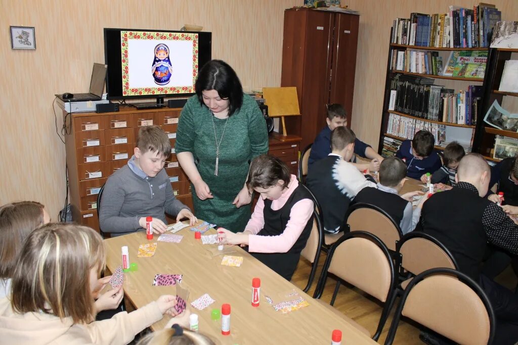 Библиотечный мастер класс. Мастер класс с 1 классом в библиотеке. мастер классы для детей 11 лет в костроме. в классе. год искусства в библиотеке.