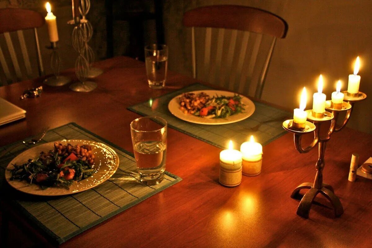 Можно ли заниматься интимной жизнью при свечах. Романтический ужин. Ужин при свечах. Стол для романтического ужина. Романтичный ужин.