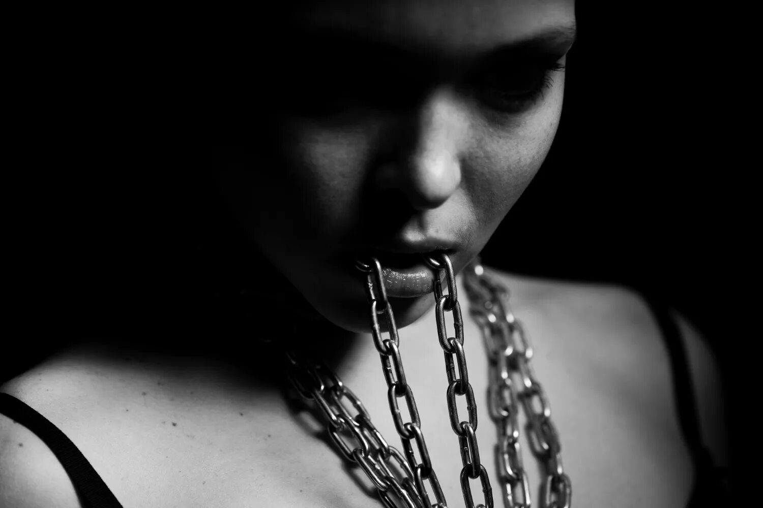 Цепи на шее и поцелуи. Девушка в цепях. фотосессия с цепями. девушка на цепи в ошейнике. фотосет с цепями.