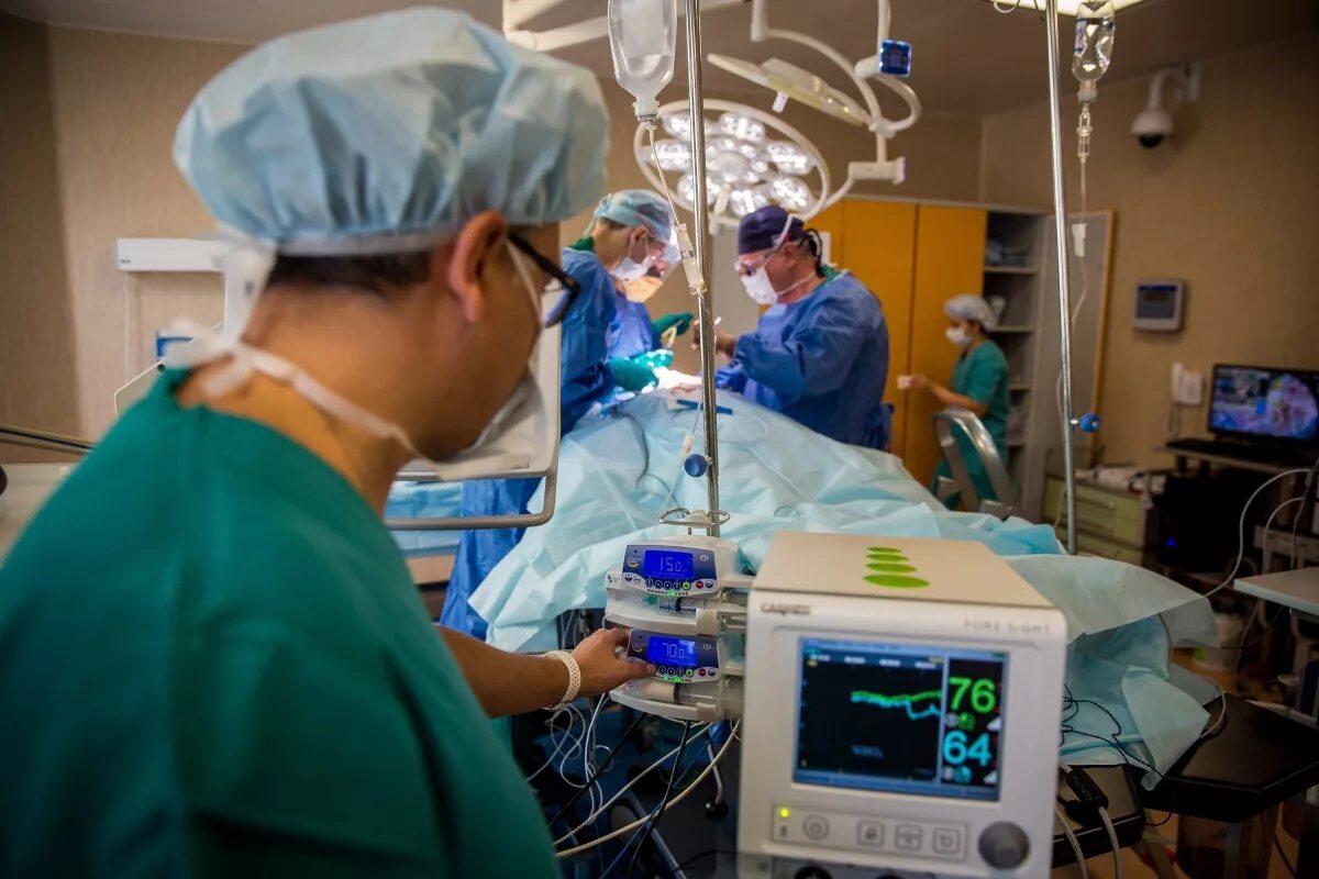 Анестезиолог во время операции