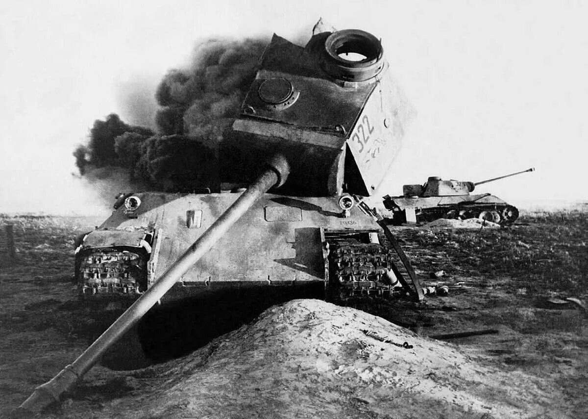 Подбитый вражеский танк. Kf51 panther танк. танк пантера 1943 год. курская дуга подбитые танки. подбитый танк пантера.