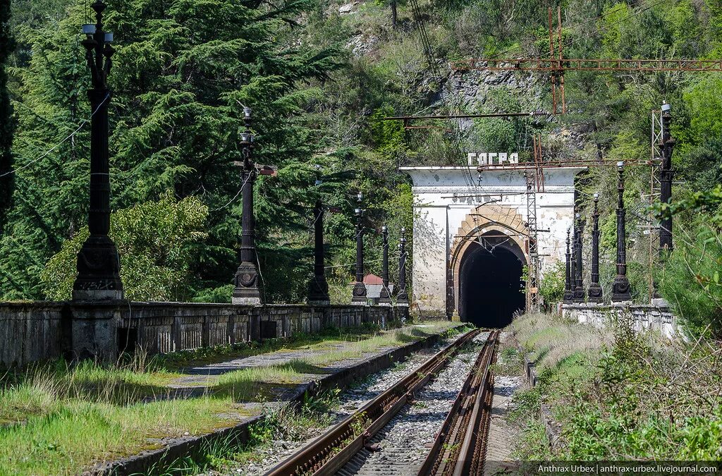 Абхазское время. Станция Гагрипш в Гагре. Вокзал Гагра Абхазия. Станция Гагра СССР. ЖД станция Гагрипш.