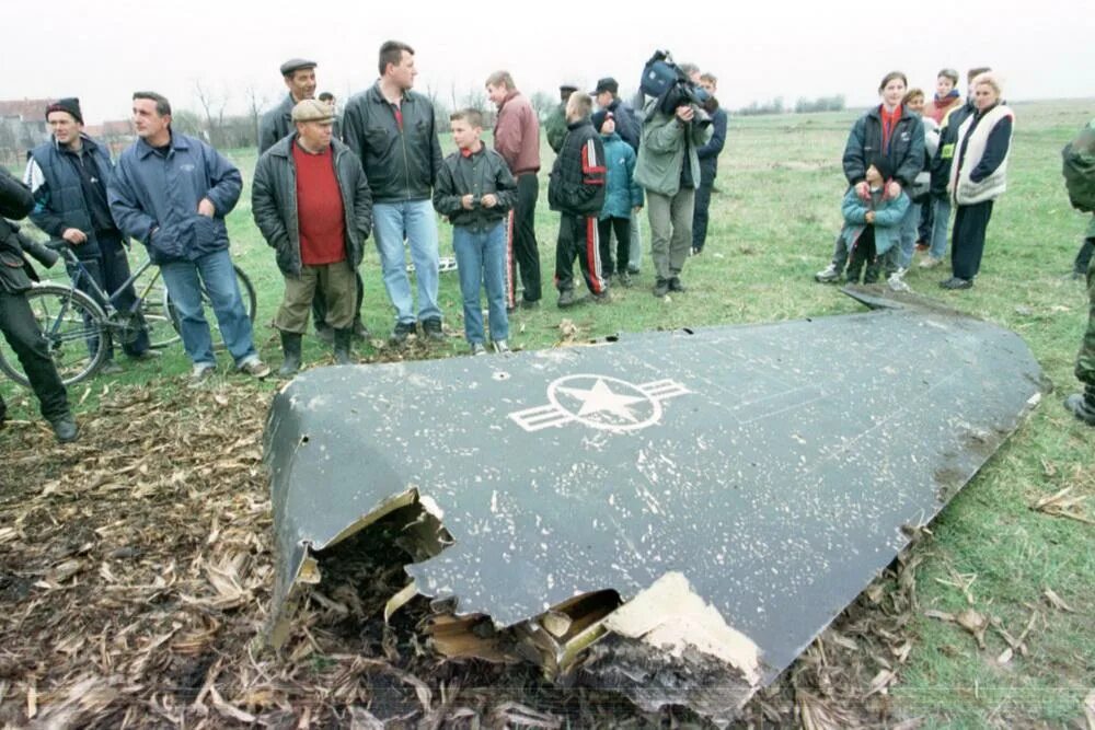 Нато сбитый самолет. F 117 стелс сбитый в Югославии. F117 Югославия сбитый самолет.
