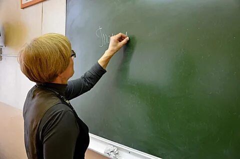 Учительница пишет