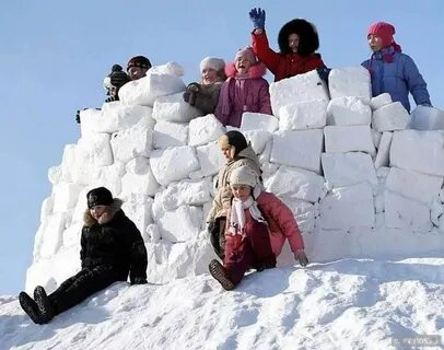Яркое солнце рушит последние снежные крепости