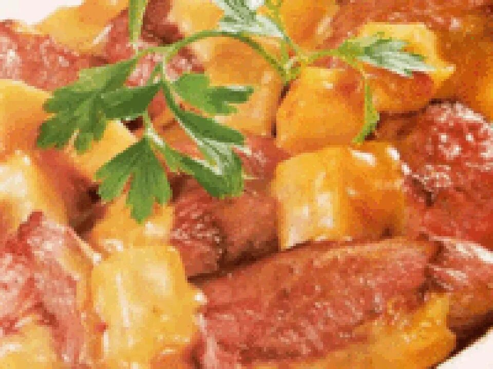Говядина с айвой и картофелем. Блюда из айвы с мясом. Тушеная говядина с айвой. Говядина тушеная с айвой. Говядина тушеная с айвой.