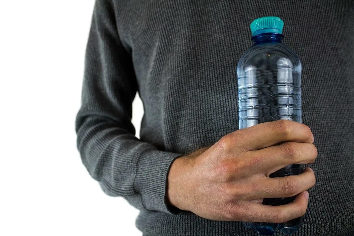 Бутылка для воды. Бутылка воды в руке. Пластиковая бутылка в руке. Мужчина с бутылкой воды. Видео бутылка воды