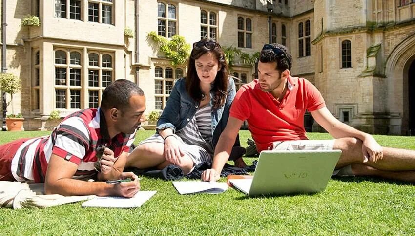 Место отдыха для студентов. Студенты на отдыхе. Oxford students. Студенты отдыхают Оксфорд.