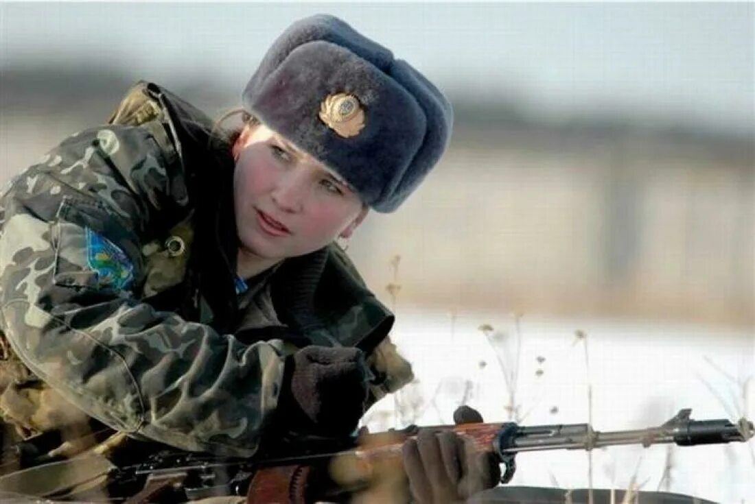 Девушки в армии Украины. Мужчины и женщины в армии. Девушки в украинской армии. Женщина солдат защитник Отечества.
