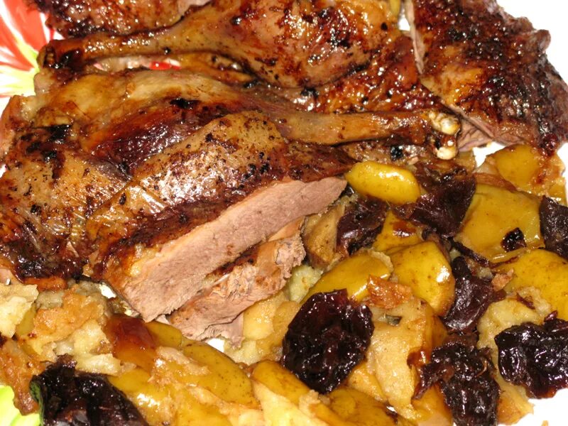 Как вкусно приготовить утку в рукаве. Утка в духовке с яблоками и черносливом. утка в духовке с яблоками и черносливом в духовке. утка в духовке с яблоками и черносливом в рукаве. утка фаршированная картофелем и черносливом.