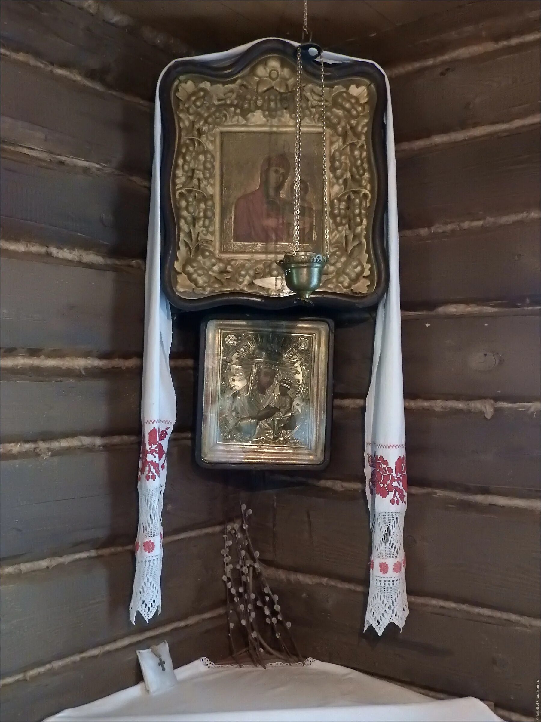 Иконы в доме. Почему иконы в углу. Почему иконы в углу. Почему иконы в углу. Святой уголок в квартире.