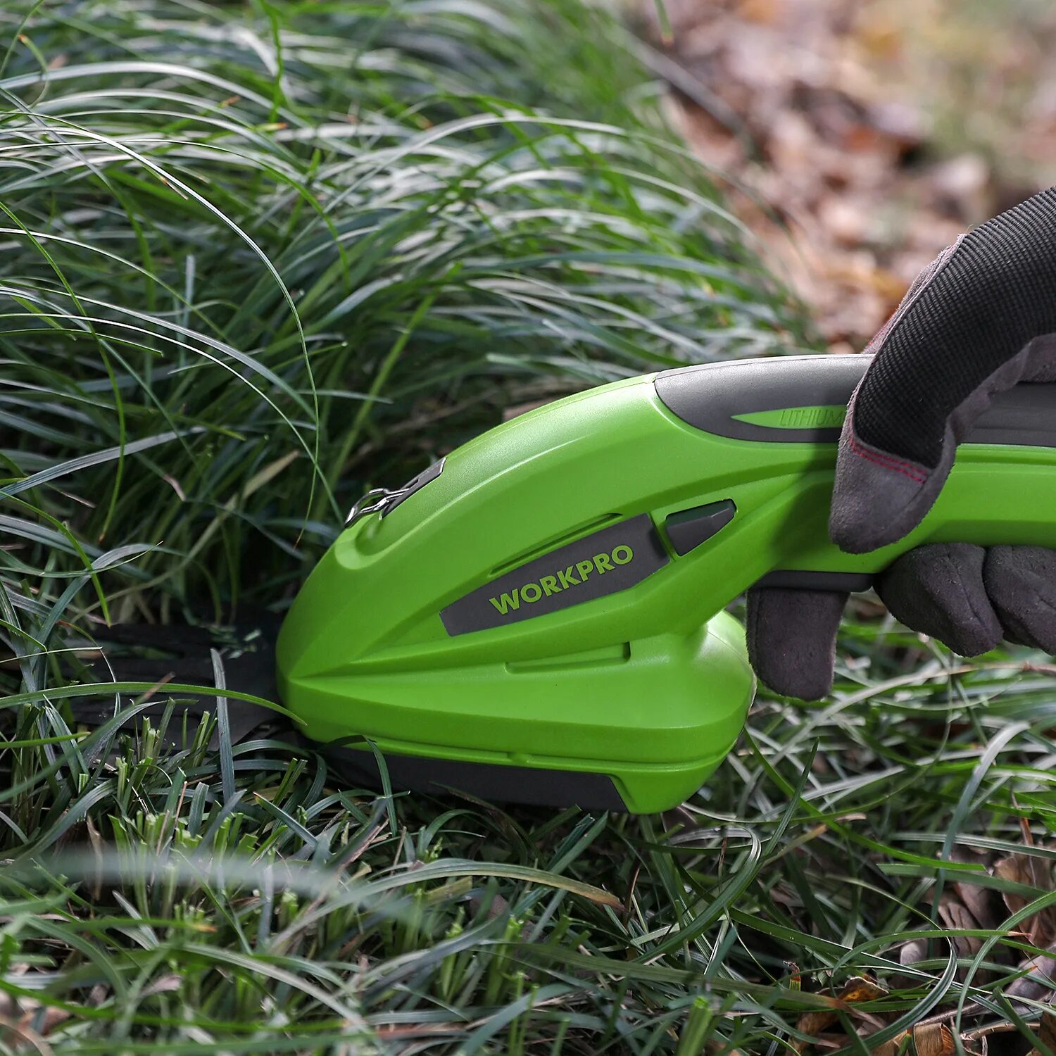 Беспроводной садовый триммер east аккумуляторный. Триммер для травы под растениями маленький. Триммер для травы zip trim. Garden trimmer - компактный триммер для сада. Беспроводной садовый триммер - garden trimmer.