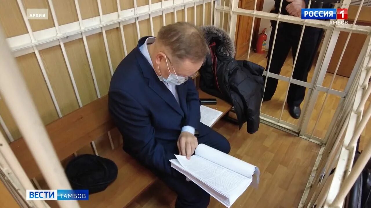 Срок под домашним арестом. Под арестом.