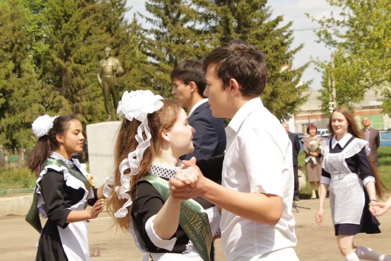 Выпускники. Выпускники 11 класса. Выпускной слезы. Фотоотчет с последнего звонка.