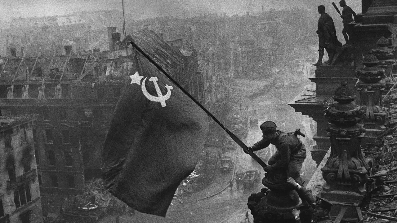 Флаг во время войны. Красное Знамя Победы над Рейхстагом. Флаг СССР над Рейхстагом. Флаг в Берлине над Рейхстагом.