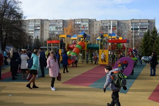 Почта на лазарева. Площадка Губкин сквер. Губкин улица Лазарева парк. Сквер Лазарево Губкин. Губкин Дзержинского 98 площадка детская.