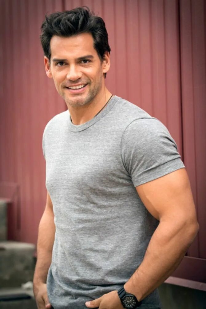 Кристиан де ла фуэнте фото. Кристиан де невилет. Кристиан де ла фуэнте коварные горничные. Кристиан де. Кристиан карабиас.