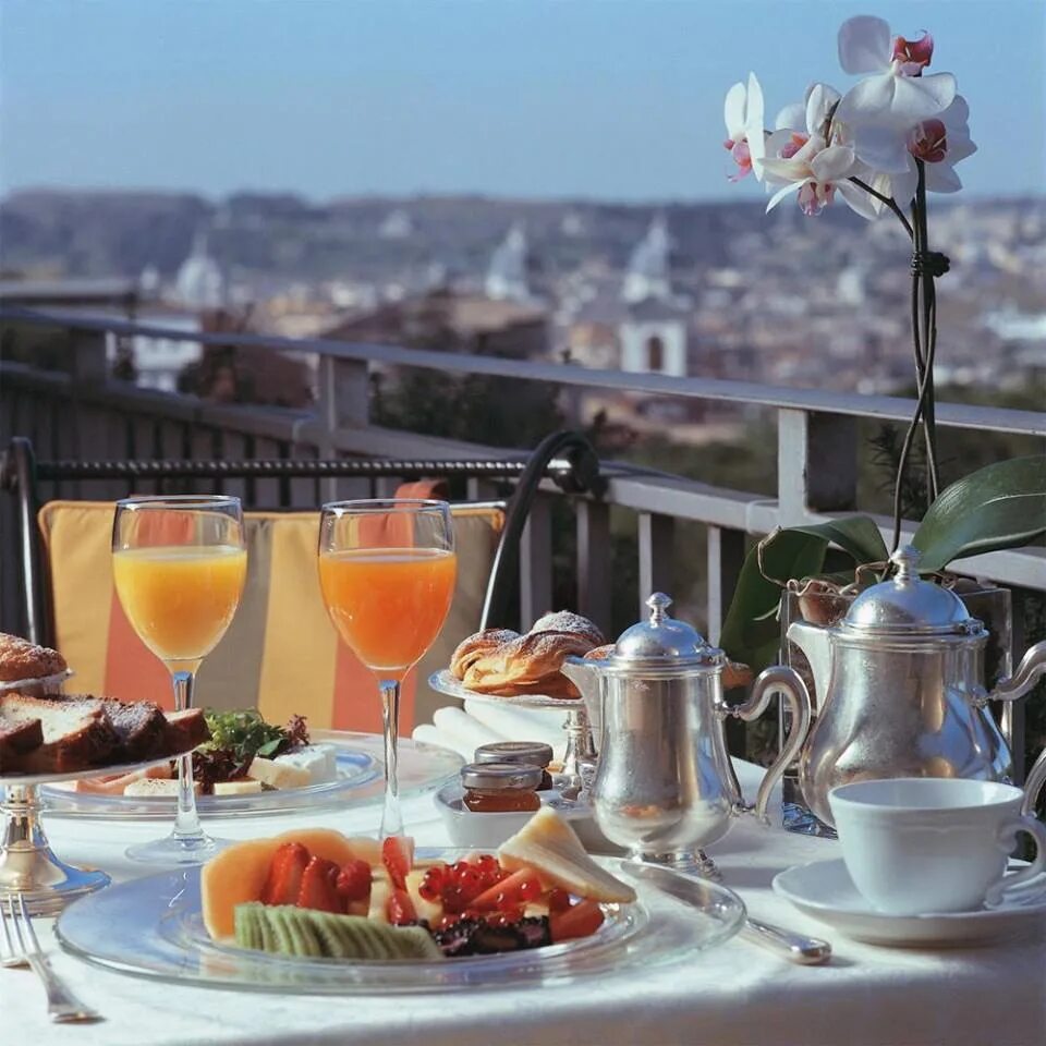 Утро ди. Завтрак на террасе с видом на море. Италия кафе с видом на море. Нежное утро в Италии. Кофе и круассаны на море в Италии Пезаро.