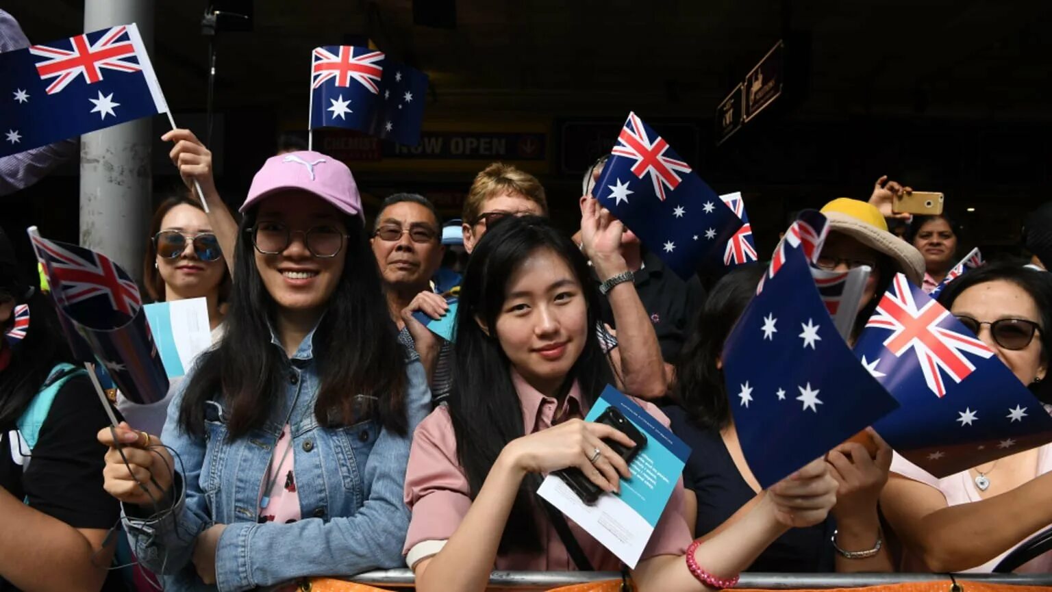 Австралия люди. Жители Сиднея. Сидней население. День основания Австралии.