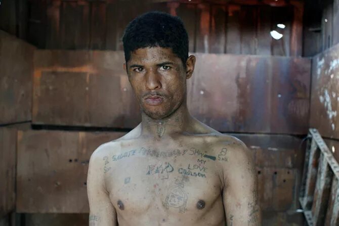 Форма одежды осужденных в исправительных центрах. Зэки в тюрьме. Африканские арестанты. Ик владимирский централ. Форма заключенных в исправительной колонии.