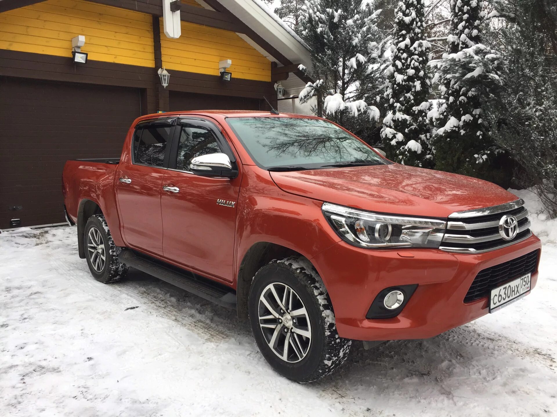 Куплю хайлюкс б у. Toyota Hilux 2. Toyota Hilux 2.8. Тойота Хайлюкс 2016г. Toyota Hilux 2016 Tuning.