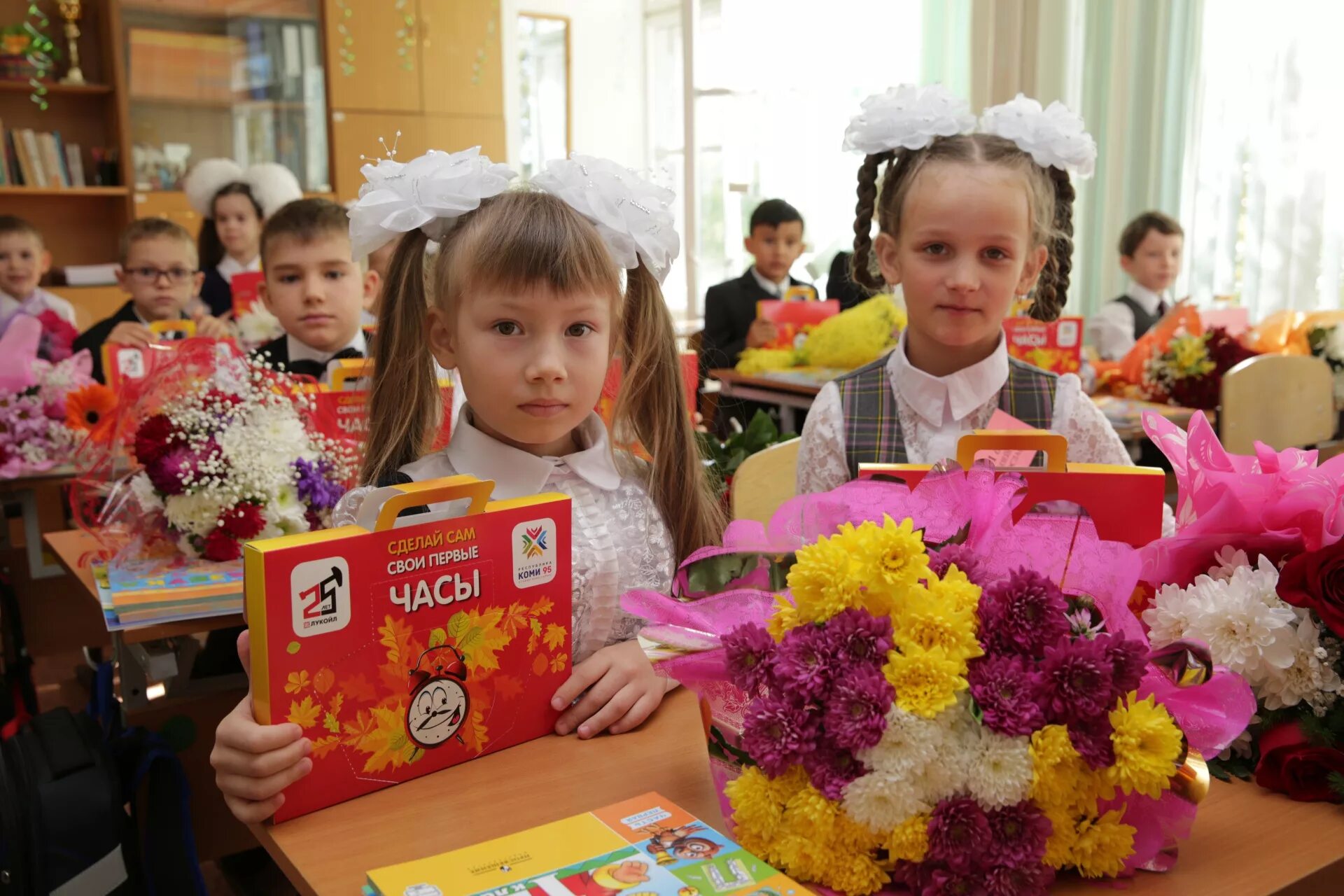 Первое сентября 8 класс. Подарок первокласснику. Подарок на 1 сентября. Подарки для школьников 1 класс. Подарки детям на 1 сентября 1 класс.