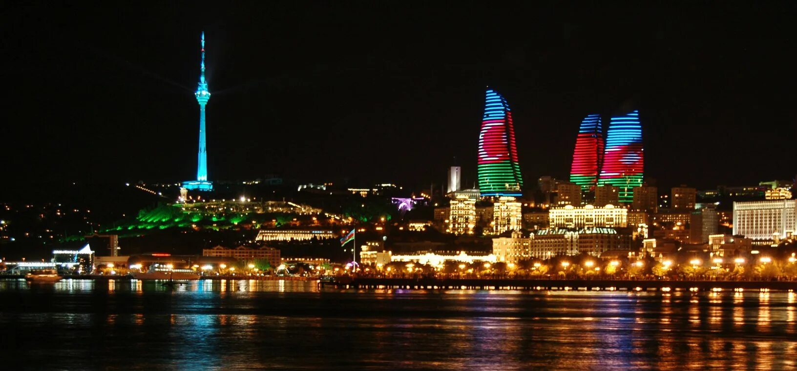 Поездка в азербайджан из россии. Азербайджан (столица – Баку) флаг. Пламенные башни Баку флаг. Баку Азербайджан панорама. Башня Азейбарджан.