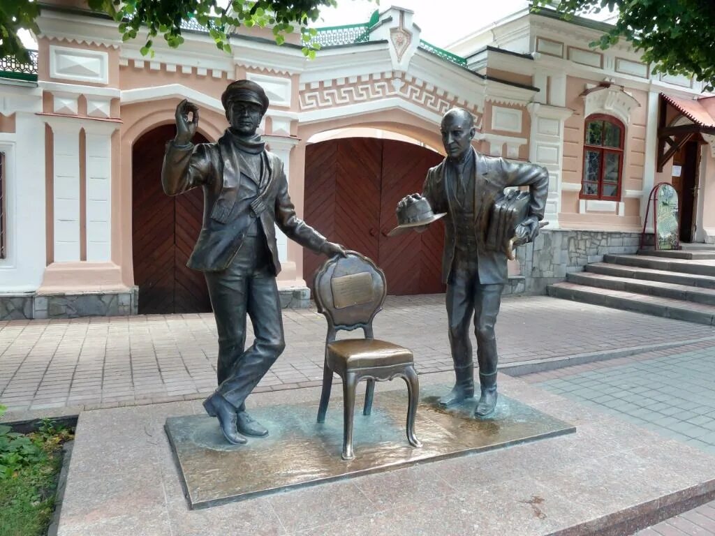 Памятник остапу бендерупяьигорск. Города остапа бендера. Памятник остапу бендеру чебоксары. Памятник кисе воробьянинову в чебоксарах. Космодемьянск музей остапа бендера.